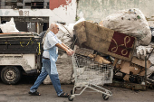 O padre Jlio Lancellotti aps distribuir pes a moradores de rua em centro comunitrio