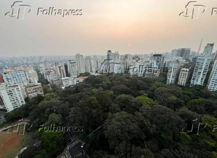 Pr do sol em meio a poluio de So Paulo