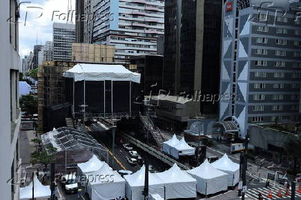 Montagem do palco do rveillon na paulista 2025 em so paulo