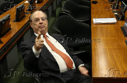 Paulo Maluf aguarda o incio da sesso na CCJ da Cmara dos Deputados