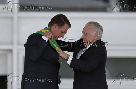 Jair Bolsonaro recebe a faixa presidencial das mos do presidente Michel Temer