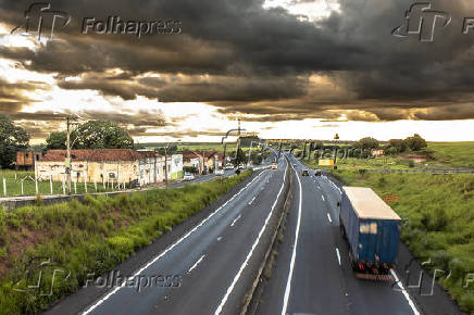 Vista da rodovia Comandante Joo Ribeiro de Barros (SP-294), em Gara (SP)