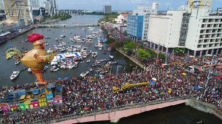 Vista area do galo gigante instalado na ponte Duarte Coelho, em Recife (PE)