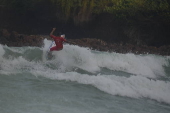 O surfista itlo ferreira ,vence estreia de campeonato em natal .