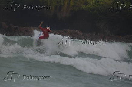 O surfista itlo ferreira ,vence estreia de campeonato em natal .