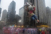 Desfile anual do dia de ao de graas da macy's acontece na cidade de nova york