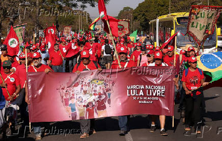 Militantes do MST fazem a Marcha Nacional Lula Livre em Braslia (DF)