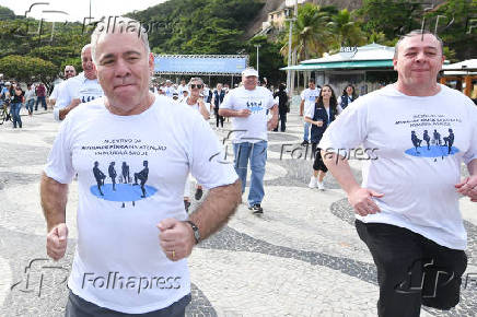 Marcelo Queiroga (Sade) faz caminhada em Copacabana