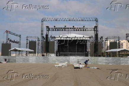 Palco  montado para show da cantora Madonna na praia de Cobacabana (RJ)