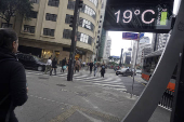 Pedestres enfrentam tarde gelada na Paulista