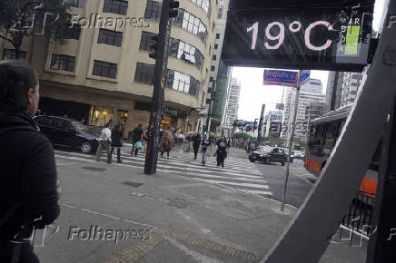 Pedestres enfrentam tarde gelada na Paulista