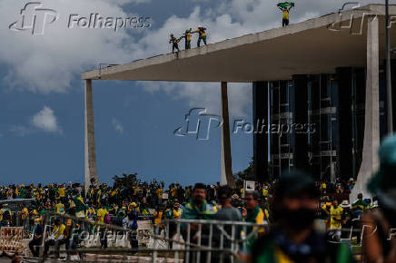 Vndalos invadem a sede do Supremo Tribunal Federal durante ao golpista 