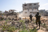 Israel bombardea norte y sur de Gaza, con decenas de cuerpos recuperados entre escombros