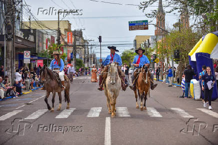 Desfile farroupilha comemora o dia do gacho no rio grande do sul