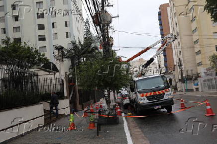 Moradores de prdios na rua Onze de Junho sem energia eltrica