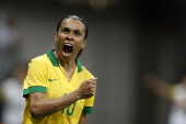 Marta do Brasil comemora seu gol durante partida contra os EUA