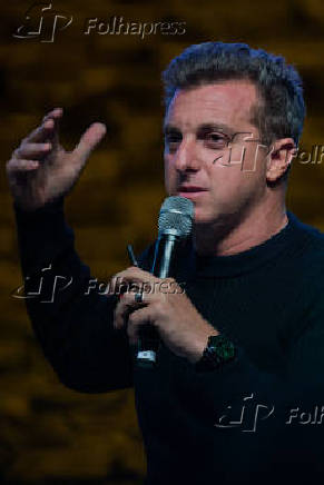 Luciano Huck durante palestra no Festival de Cultura Empreendedora