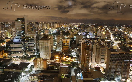 Vista noturna do centro de Curitiba