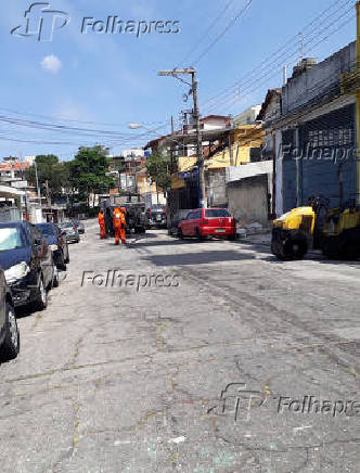 Funcionrios da prefeitura de SP fazem o recapeamento de rua na Freguesia do  (SP)