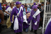 Cientos de devotos acompaan la centenaria procesin de los Cristos en El Salvador