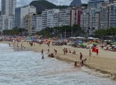 Praia do Leme, no Rio de Janeiro com s aguas na cor avermelhada