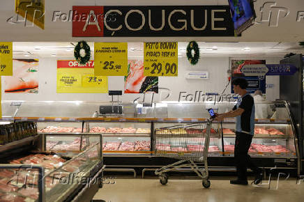 Cliente observa carnes em exposio no aougue do Carrefour