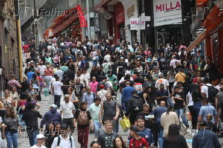 Consumidores na regio da 25 de Maro para as compras de  Natal