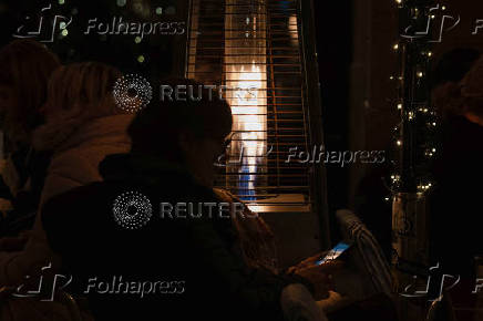 Tourists enjoy last days of gas heaters on Barcelona's terraces