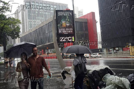 Pedestres enfrentam chuva na Avenida Paulsita, em So Paulo (SP)