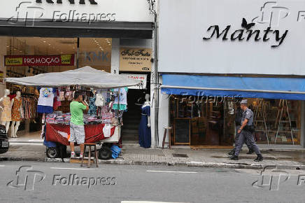 Folhapress - Fotos - Rua José Paulino, onde comércio será fechado por conta  do coronavírus