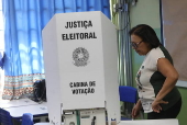 Eleitores vo s urnas pra exercer o direito ao voto