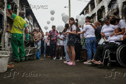 Velrio de Ryan, 4, tem cerco policial e protesto em Santos (SP)