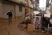 Miles de voluntarios colaboran sin descanso en los pueblos arrasados por el agua