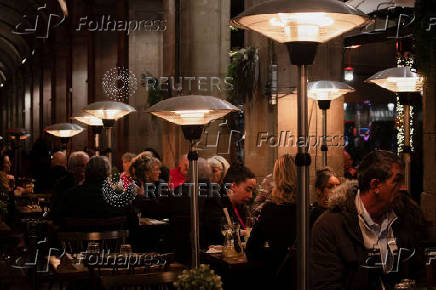 Tourists enjoy last days of gas heaters on Barcelona's terraces