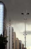 Nuvens escuras encobrem a avenida Paulista