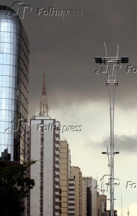 Nuvens escuras encobrem a avenida Paulista