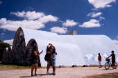 Turistas visitam a Igreja de So Francisco de Assis, na Pampulha, na capital mineira, que foi reformada 