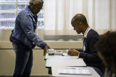 Eleitor  identificado pela digital antes de votar