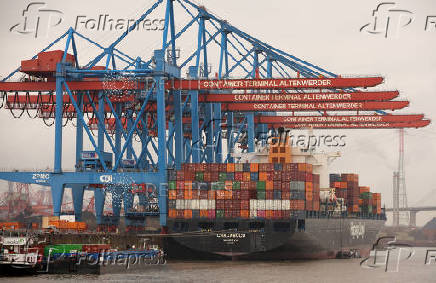 FILE PHOTO: Containers are unloaded from the Hapag-Lloyd container ship Chacabuco at the HHLA Container Terminal Altenwerder on the River Elbe in Hamburg, Germany
