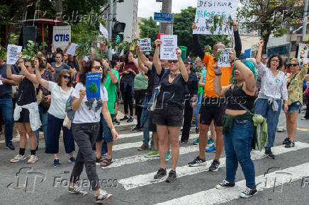 Manifestantes voltam a protestar contra corte de rvores para obras na Vila Mariana