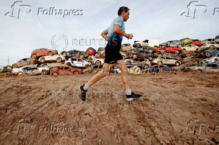 Flood-affected residents share opposite views on the Valencia marathon