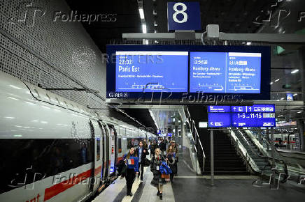 First direct high-speed ICE train is sent off from Berlin to Paris