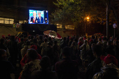 Pblico acompanha debate em telo do lado de fora da TV Bandeirantes