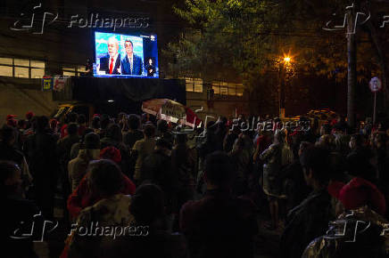 Pblico acompanha debate em telo do lado de fora da TV Bandeirantes