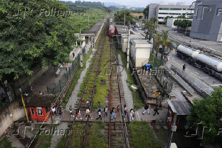 Passageiros fazem travessia pelos trilhos na estao Antonio Joo da CPTM