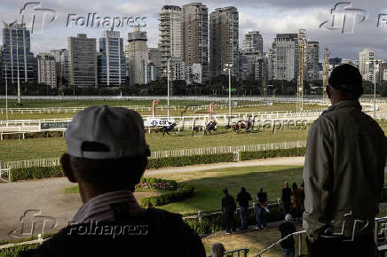 Frequentadores do Jockey Club de So Paulo acompanham disputa na pista de grama