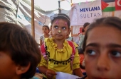 Crianas palestinas recebendo educao dentro de uma tenda escolar.