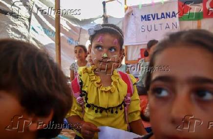 Crianas palestinas recebendo educao dentro de uma tenda escolar.