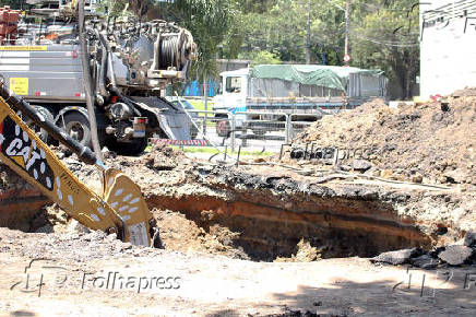 Solapamento abre cratera na Av. Doutor Gasto Vidigal em SP