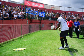 Jogador Paulinho, interage com a torcida corinthiana em seu jogo despedida, no Canind